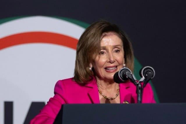 Hospitalizan a Nancy Pelosi tras lesión en viaje al exterior