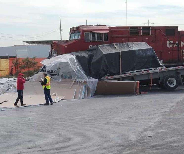 Impacta tren a tráiler de plataforma en Escobedo