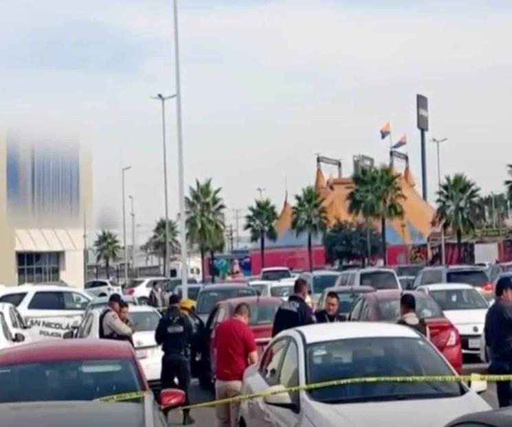 Roban y asesinan a hombre en estacionamiento de plaza comercial