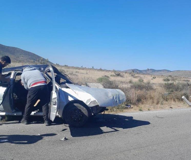 Deja volcadura en carretera un muerto y dos heridos