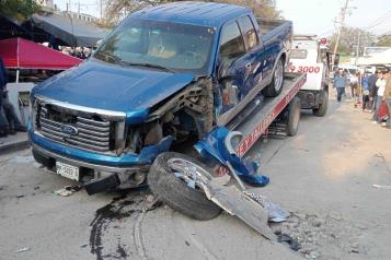 Se mete camioneta a mercado rodante y arrolla a cuatro