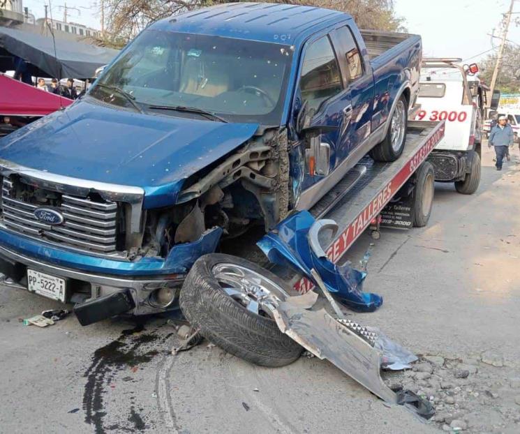 Se mete camioneta a mercado rodante y arrolla a cuatro