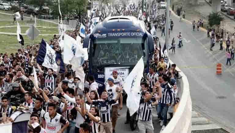 Planea afición de Rayados un recibimiento especial