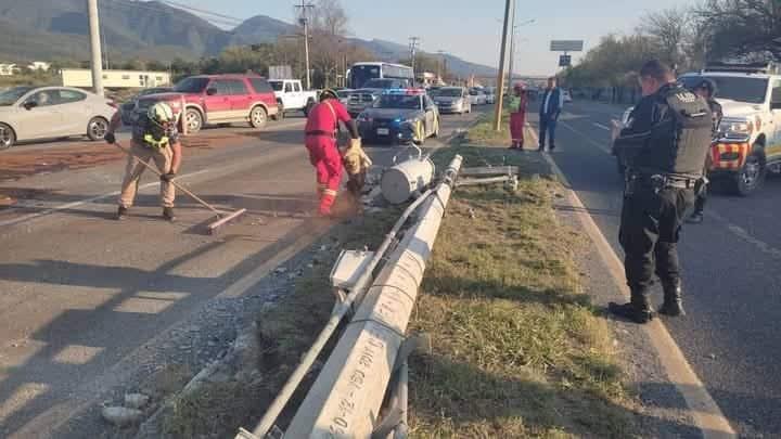 Muere mujer al estrellar su auto en poste de concreto