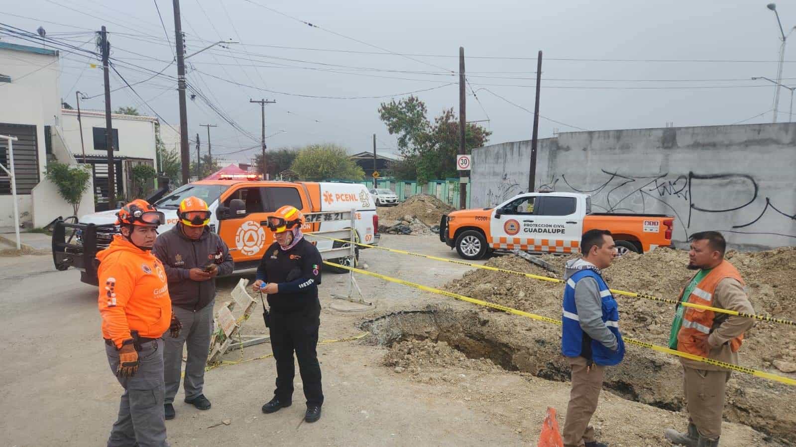 Con diversas lesiones resultó un hombre con discapacidad visual en un ojo luego de caer a una zanjapor obra inconclusa de Agua y Drenaje y resultar lesionado, ayer en Guadalupe.