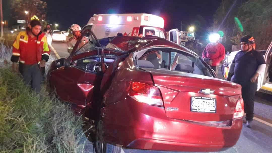 La conductora de un vehículo murió luego de volcarse en la Carretera Nacional, en el municipio de Allende.