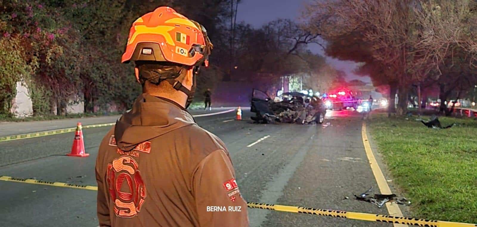 Un joven falleció luego de perder el control de su auto presuntamente por el exceso de velocidad y estrellarse contra un árbol, la madrugada de ayer en la Carretera Nacional, municipio de Santiago.