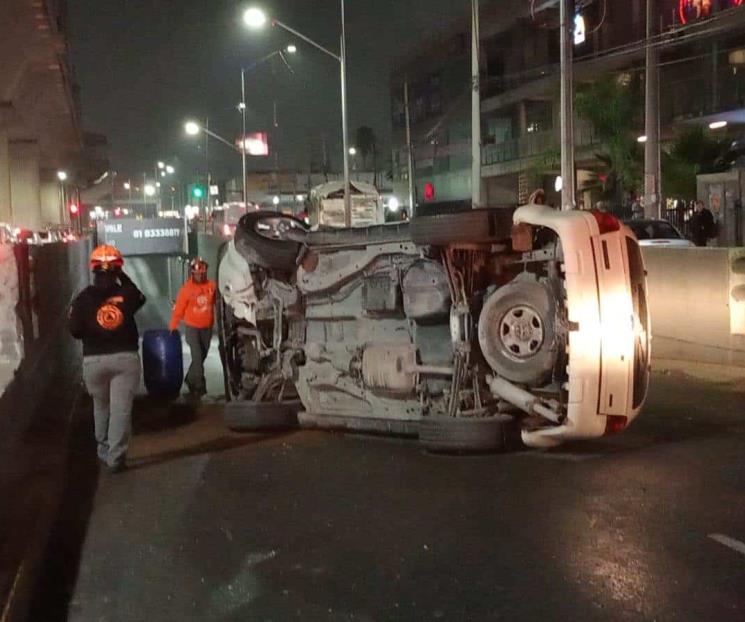 Resulta pareja herida en volcadura