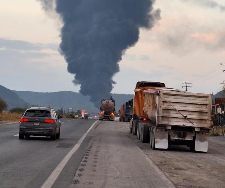 Muere calcinado tras volcadura e incendio