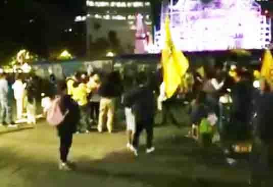 Seguidores de América celebran en la Macroplaza