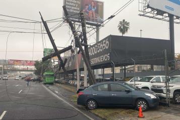 Impacta poste y resulta lesionada