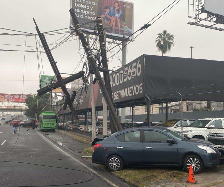 Impacta poste y resulta lesionada