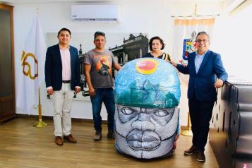 Instalan cabeza olmeca con s&iacute;mbolos neoloneses en EUA