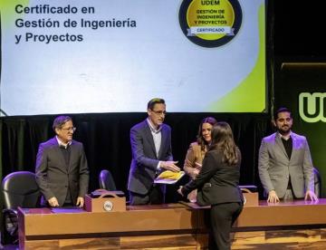 Acreditan a primera generación con Certificados UDEM