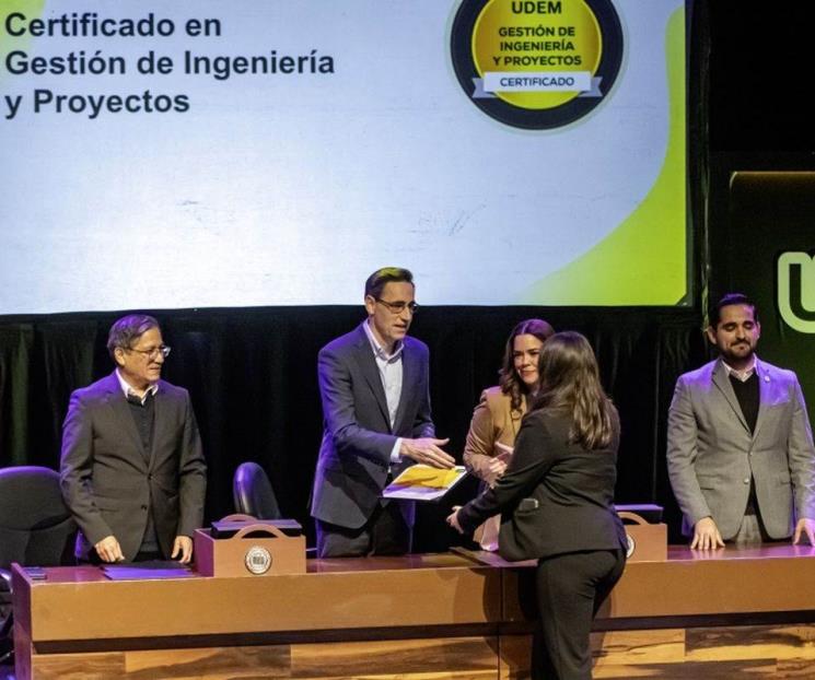 Acreditan a primera generación con Certificados UDEM