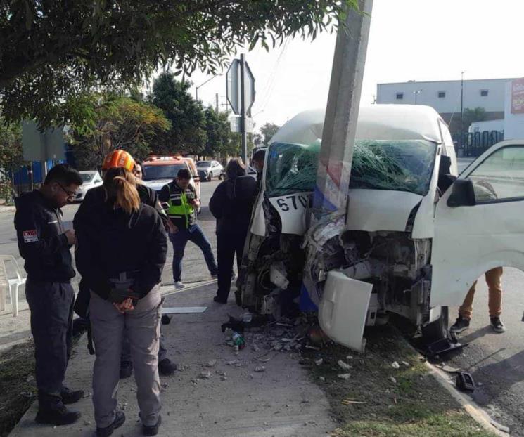 Choca camioneta de personal contra poste en Apodaca; hay 9 heridos