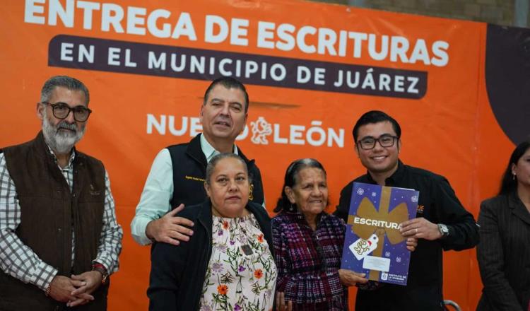 Entrega escrituras el IVNL a familias en Juárez