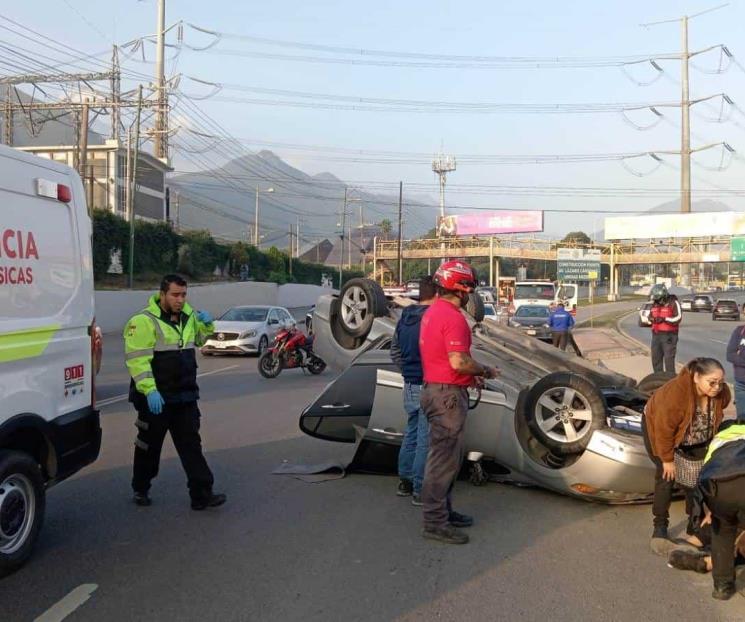 Resulta conductor herido en volcadura