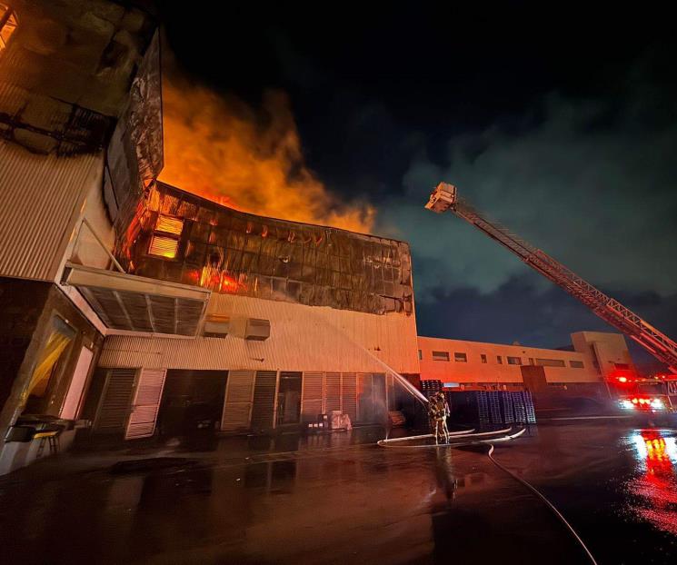 Arde bodega en Apodaca