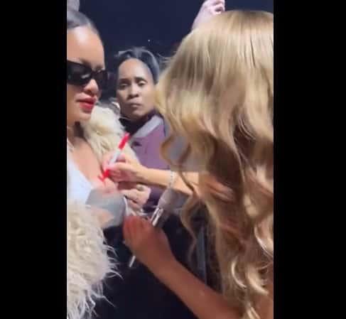 Mariah Carey le firma autógrafo a Rihanna en uno de sus senos