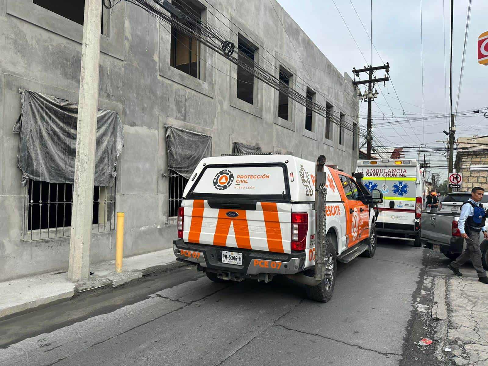 Al asomarse por la azotea de un segundo piso, un trabajador falleció al recibir una descarga eléctrica por cables de alta tensión que pasaban frente al lugar, en el centro de Monterrey, donde la mitad de su cuerpo quedó al vacío.