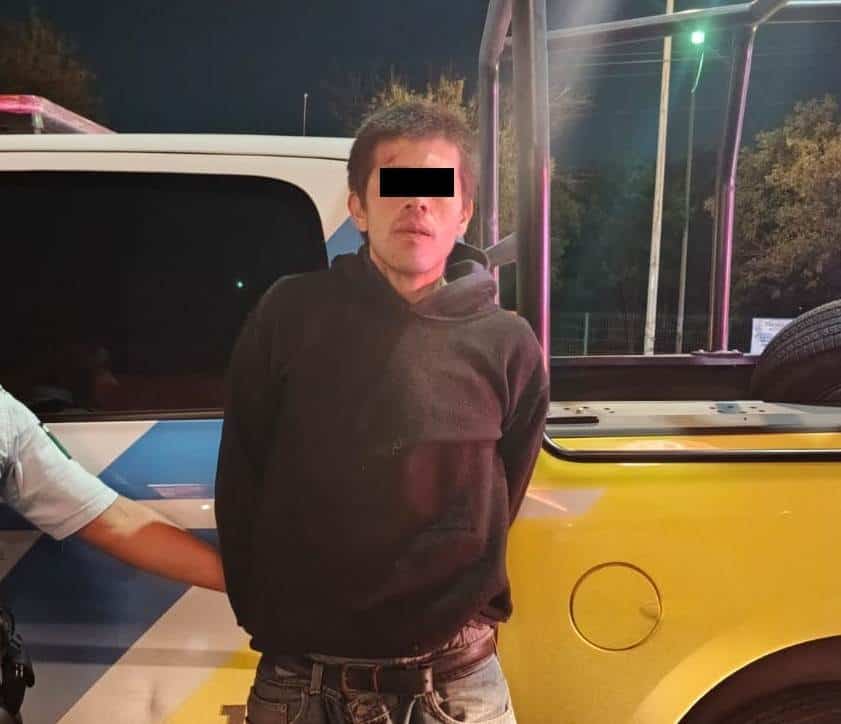 Luego de presuntamente robar doce latas de cerveza y quebrar el vidrio de la puerta principal de una tienda de conveniencia, un hombre fue detenido por oficiales de la Policía de Monterrey de Proximidad, en la Colonia Jardines de la Moderna.