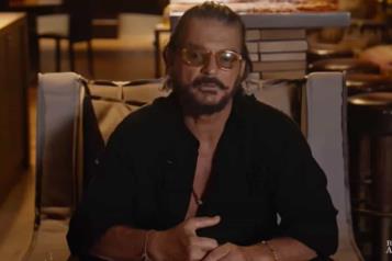 Se cansa Ricardo Arjona de periodistas y hace entrevista con IA