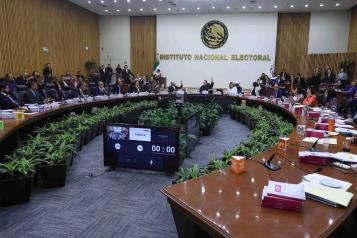 Imponen multa de 54 mil pesos a consejeros del INE; acusan desacato