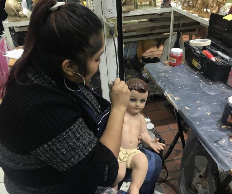 Reparar figuras del Niño Dios es su vocación