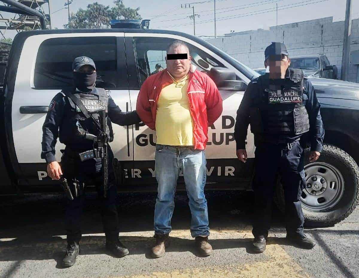 En medio de un operativo en búsqueda de uno de los principales distribuidores de droga en la Colonia Tierra Propia, policías del área de inteligencia de Guadalupe y del Grupo de Coordinación Metropolitana, capturaron a un hombre con la posesión de 63 dosis de narcóticos.