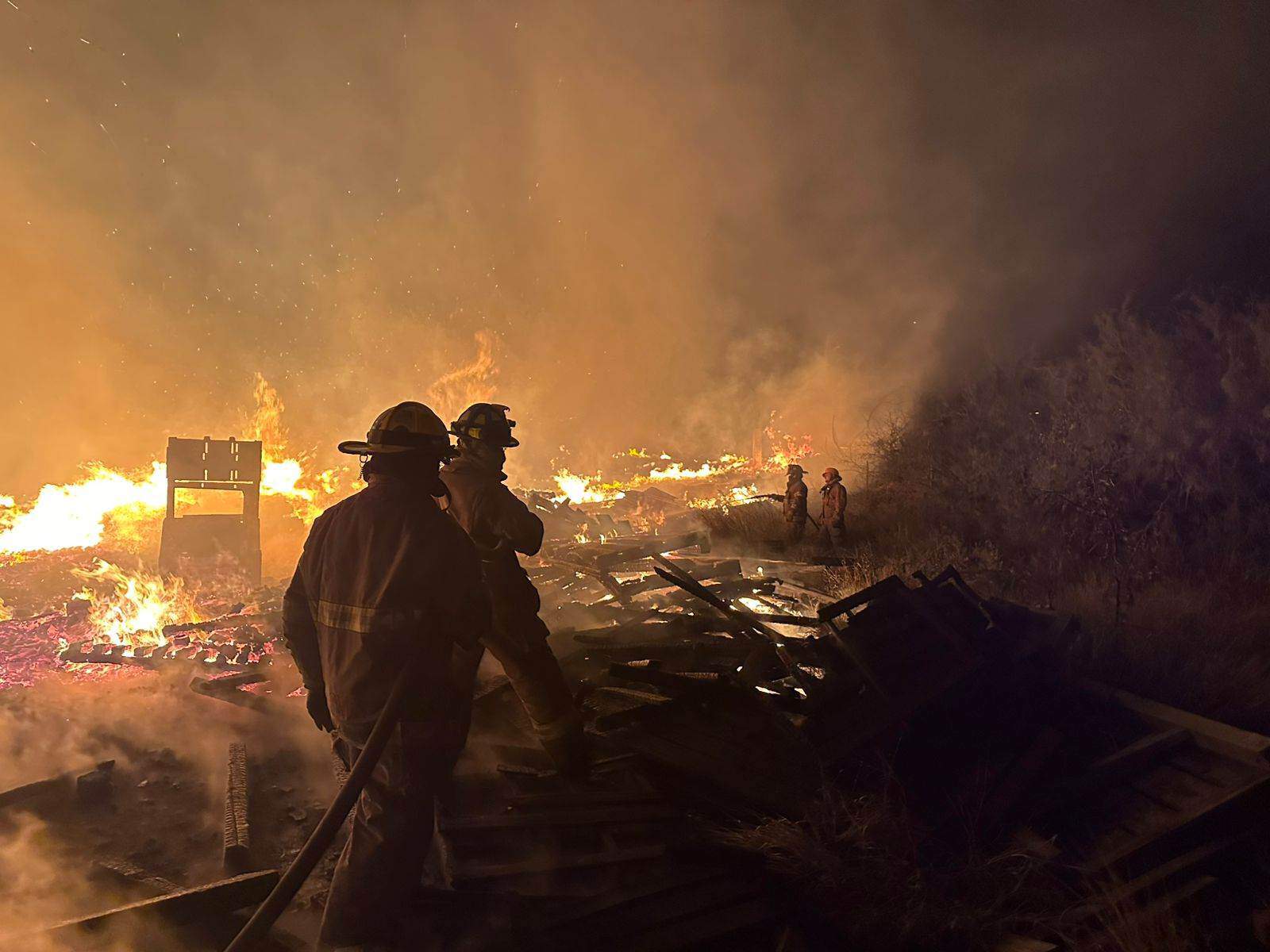 El incendio de una tarimera movilizó a elementos de Bomberos de Nuevo León y Protección Civil, la noche del jueves y hasta la madrugada de ayer en el municipio de Hidalgo, sin que se reportaran lesionados.