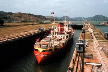 Cuestiona Trump tarifas y amenaza con reclamar el canal de Panamá