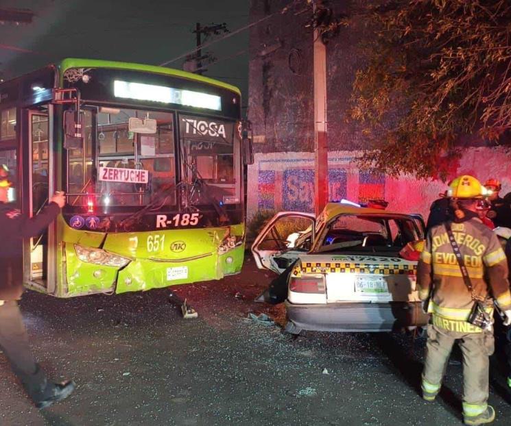 Muere pareja tras choque de camión y taxi