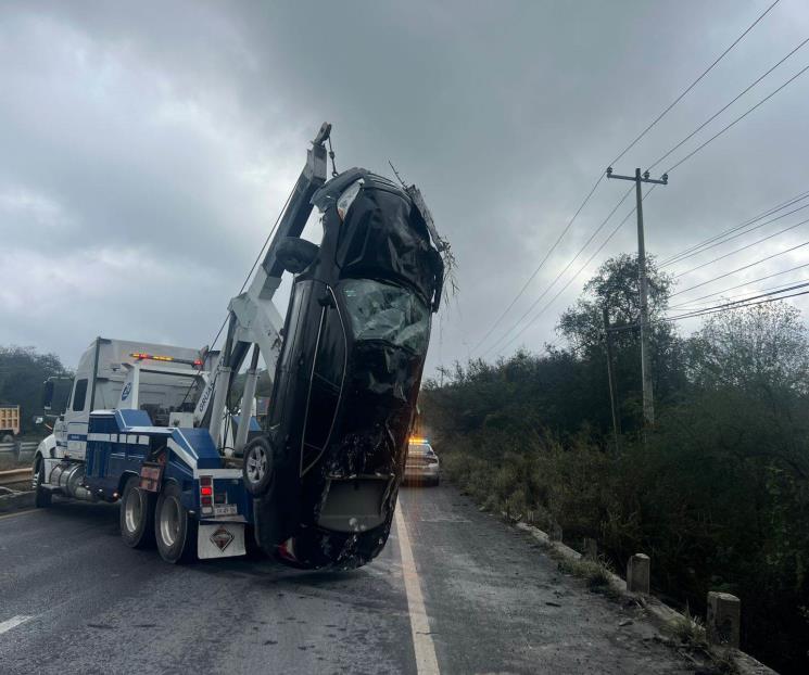 Cae auto de puente en Carretera Nacional