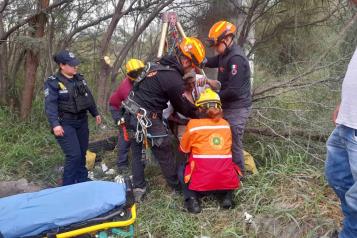 Rescatan a hombre que cae a pozo