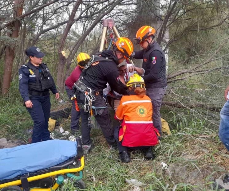 Rescatan a hombre que cae a pozo