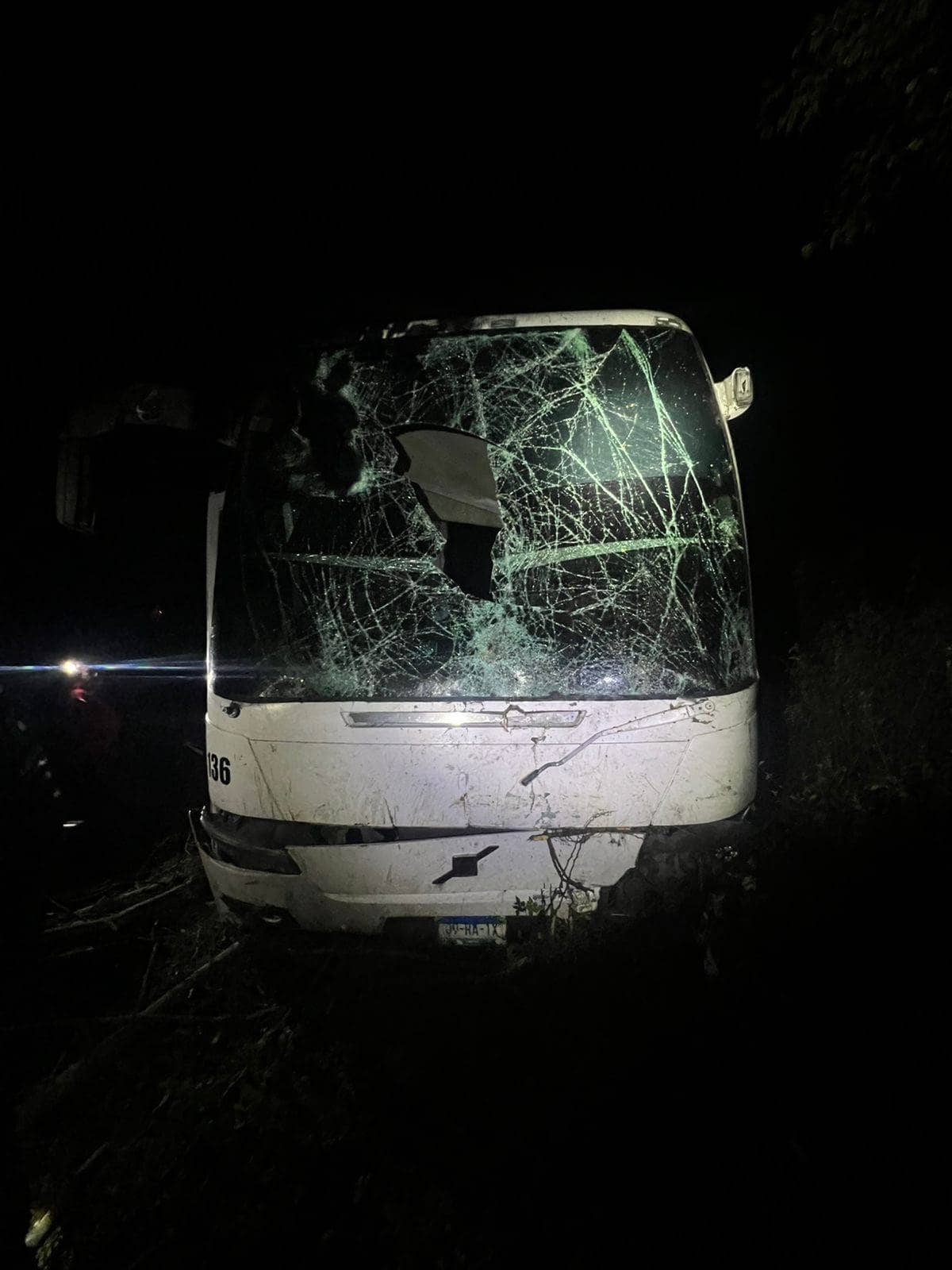 Más de 40 lesionados dejó la salida de camino y volcadura de un autobús procede de Monterrey y con destino a la Ciudad de México, la madrugada de ayer en la Carretera Nacional, municipio de Montemorelos.