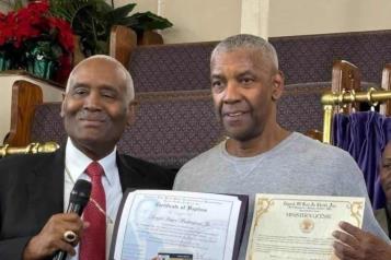 Denzel Washington se bautiza y obtiene licencia de ministro