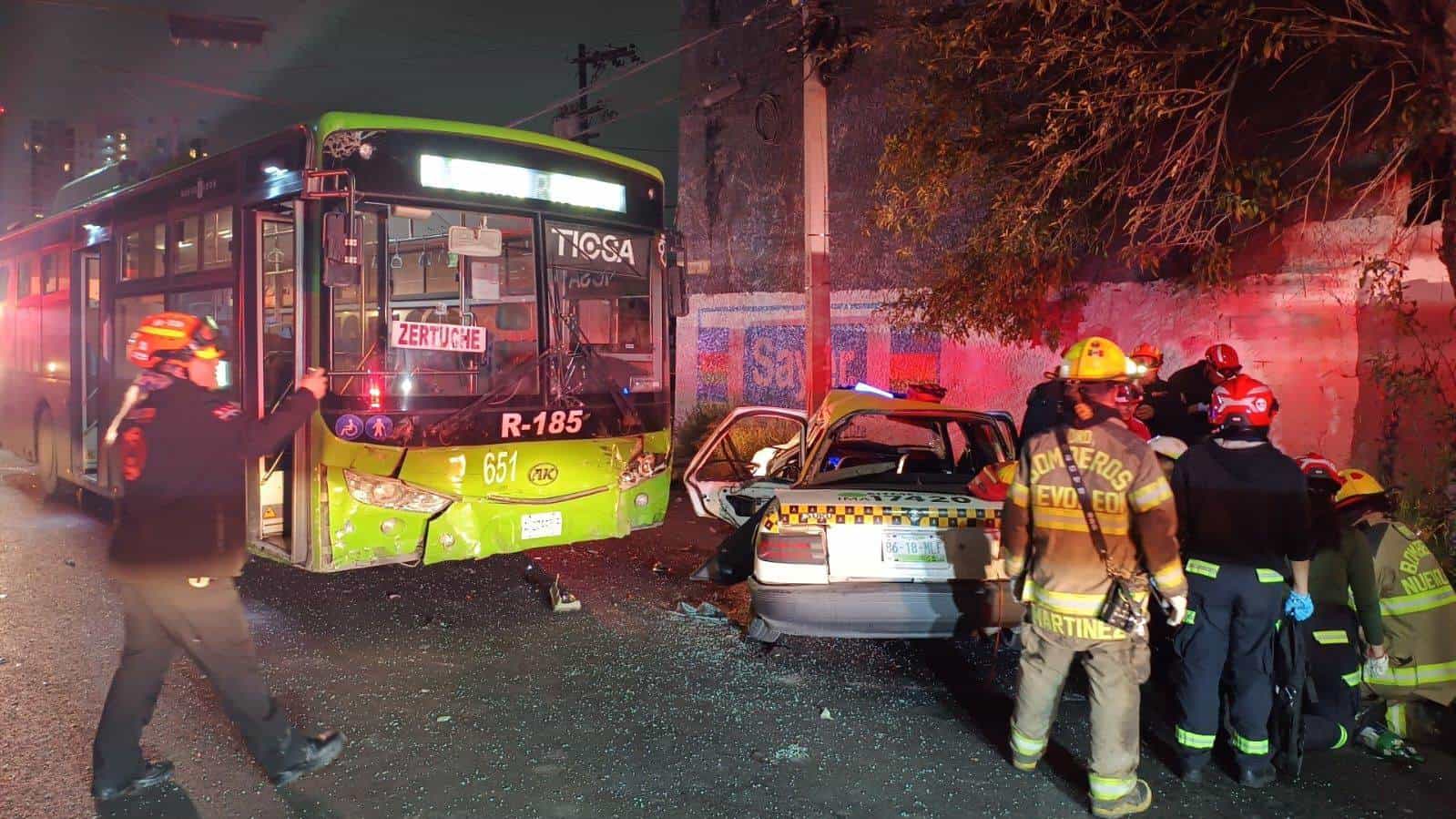 Una pareja sin vida y un lesionado, dejó un choque entre un vehículo de alquiler y un Ruta 185, en calles del centro de Monterrey.