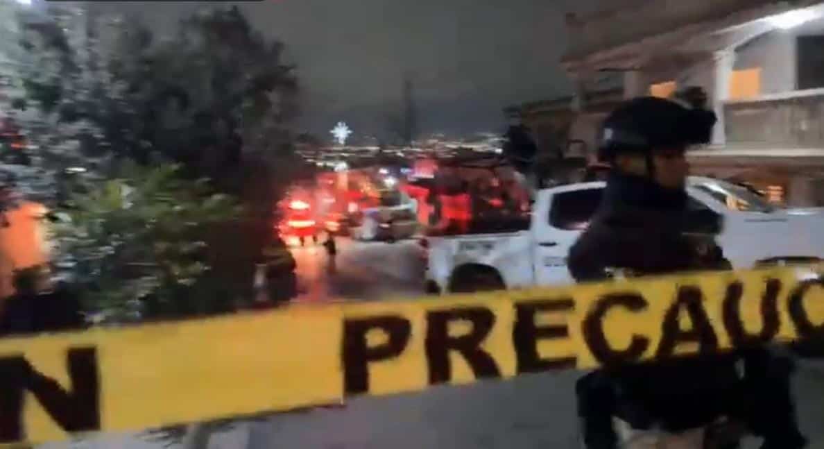 En el momento en que reparaban una motocicleta, tres jóvenes fueron baleados por hombres armados desde una camioneta, uno de ellos murió y dos más resultaron lesionados, ayer en la Colonia Topo Chico, al norte de Monterrey.