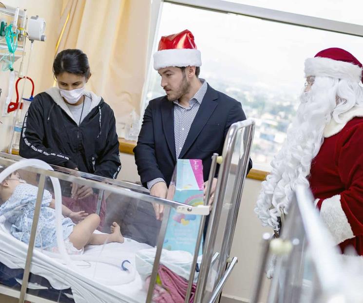 Llega Santa Claus por adelantado al Capullos