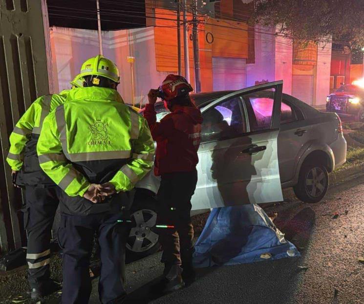 Conductor muere tras estrellarse contra columna en Lázaro Cárdenas