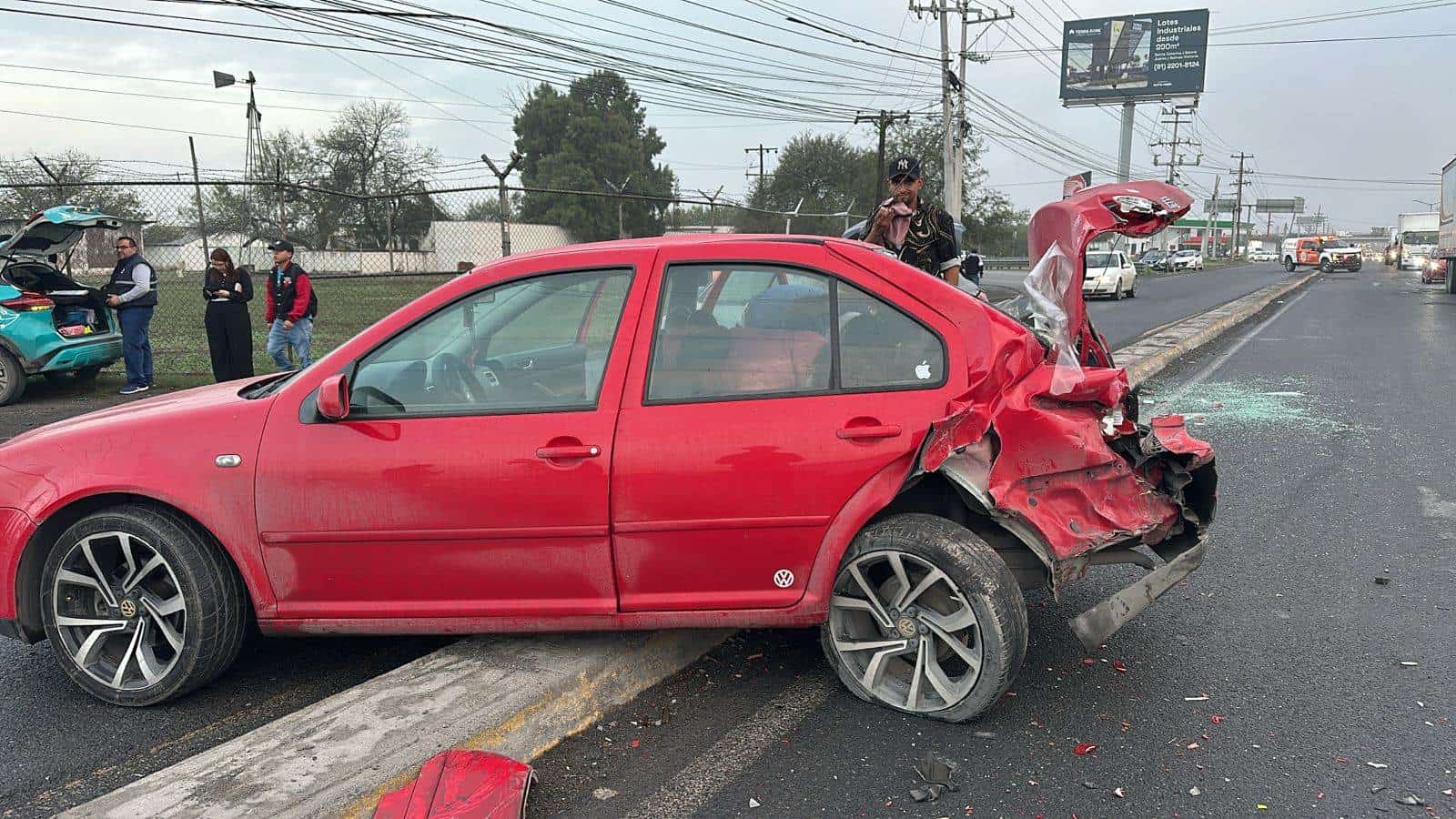 Al menos cinco vehículos se vieron involucrados en una carambola, ayer en la Carretera a Laredo a la altura del Libramiento Noroeste, municipio de Apodaca.