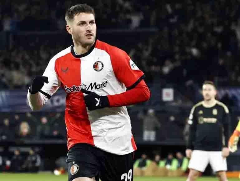 Llega Santi Giménez a 100 partidos con el Feyenoord