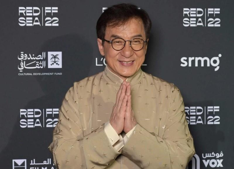 Dona Jackie Chan su fortuna a obras de caridad