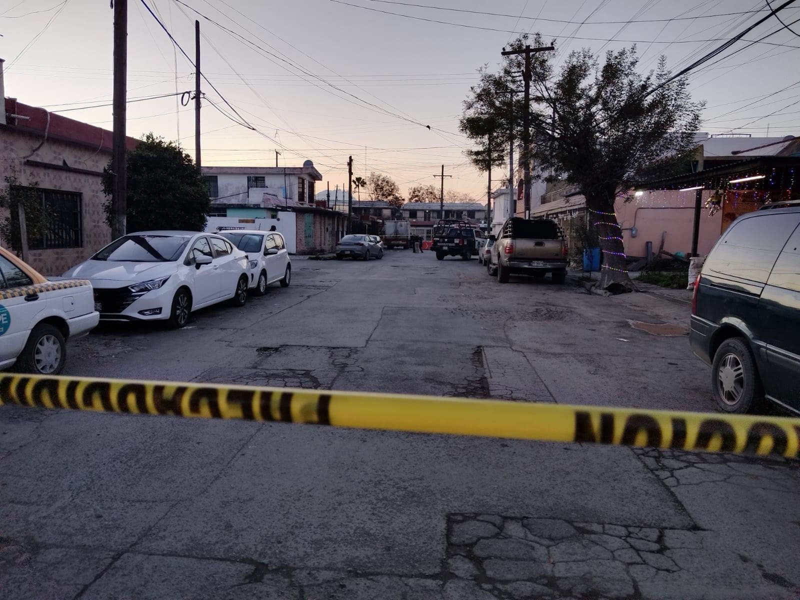 Un hombre de la tercera de edad fue ejecutado a balazos y su cuerpo quedó a un lado de su a camioneta, al ser atacado por motosicarios, en Guadalupe.