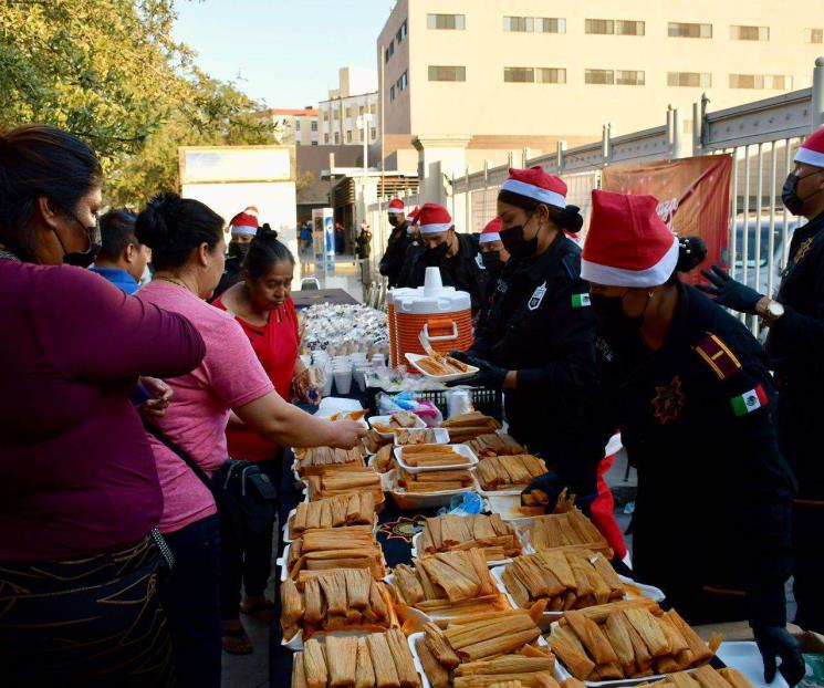 Llevan elementos de FC comida navideña a varios hospitales