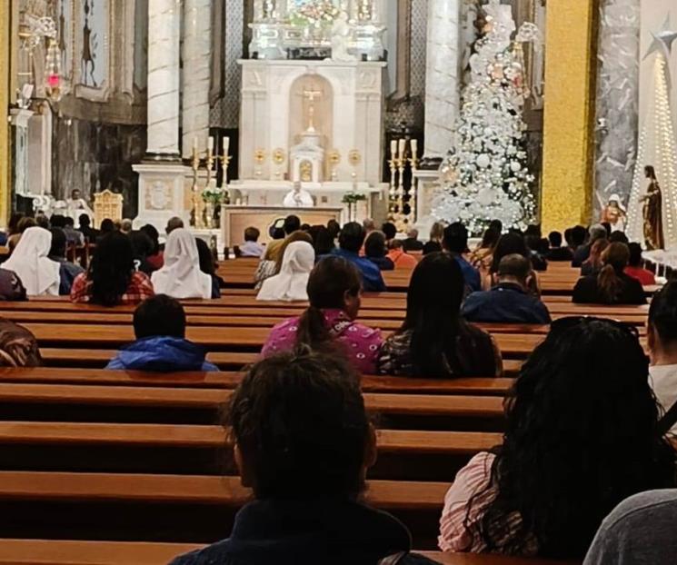 Acuden regios a iglesias a agradecer por Navidad