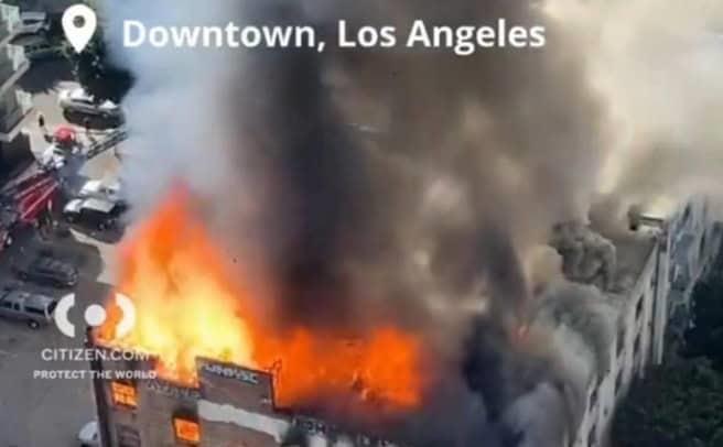 Bomberos combaten incendio en edificio del centro de Los Ángeles