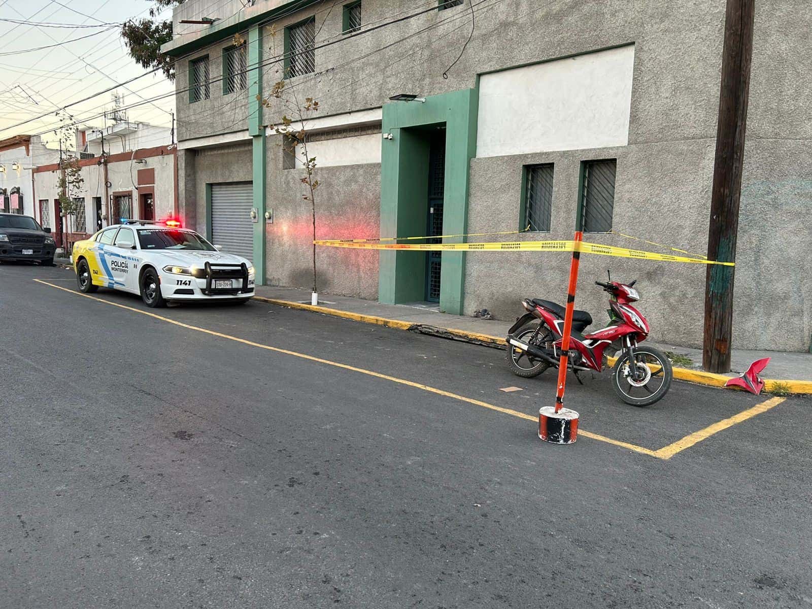 Elementos de la Policía de Monterrey, localizaron en el centro de Monterrey una motocicleta que tiene reporte de robo.